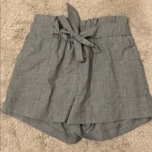 grey shorts